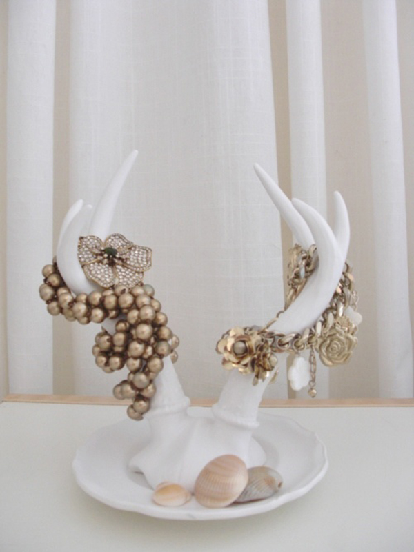 12 Beautiful Ways To Store Your Jewelry // antlers