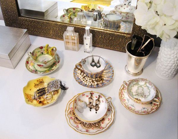 12 Beautiful Ways To Store Your Jewelry // teacups
