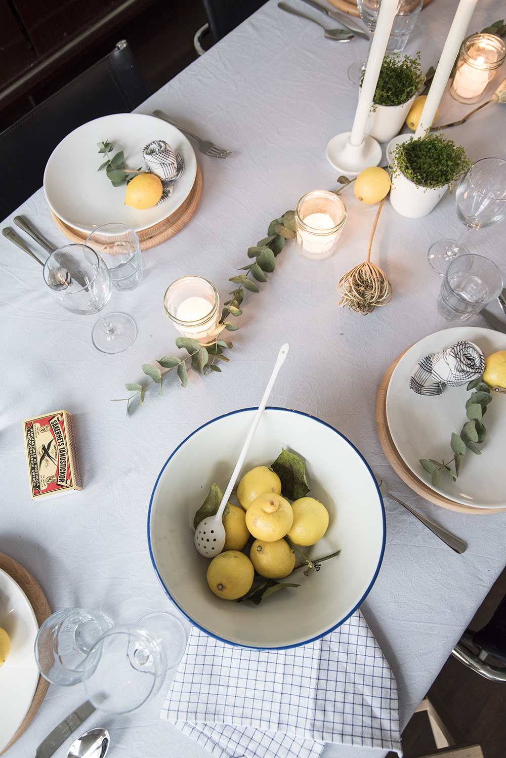 A Fresh Spring Tablescape with lemons // No Glitter No Glory // #dillekamille