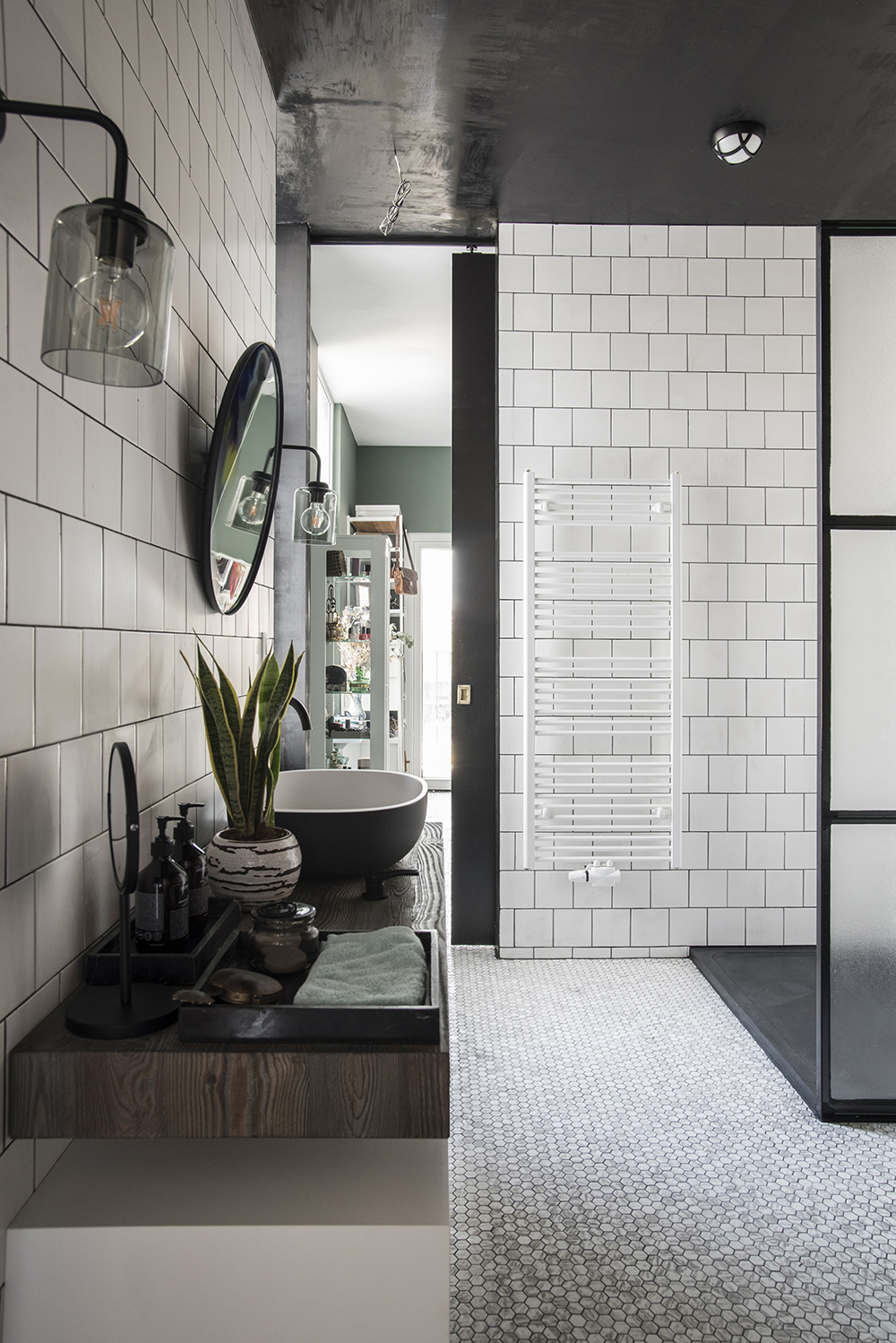 Black and white Bathroom with copper wall // Plants// Black dornbracht tara faucets