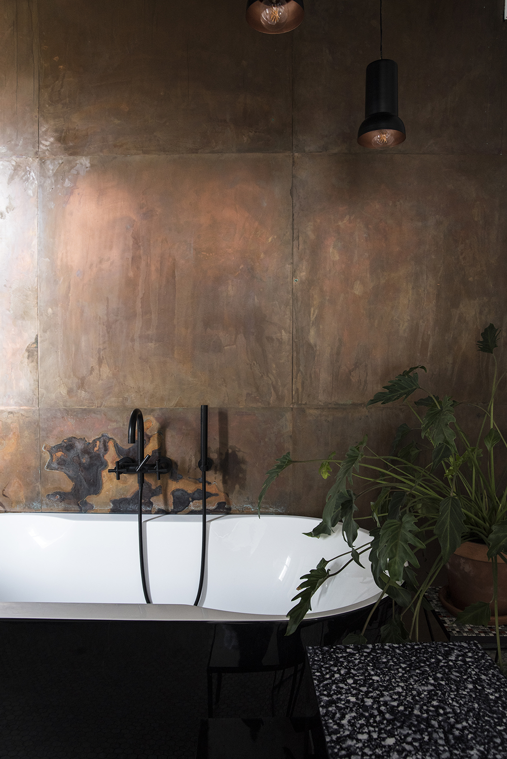 Black and white Bathroom with copper wall // Plants// Black dornbracht tara faucets