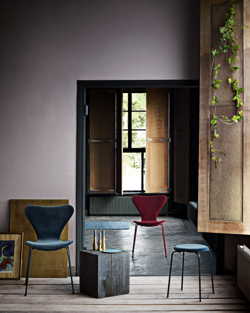 Designer profile Arne Jacobsen // Blue Red series 7 chairs - via noglitternoglory